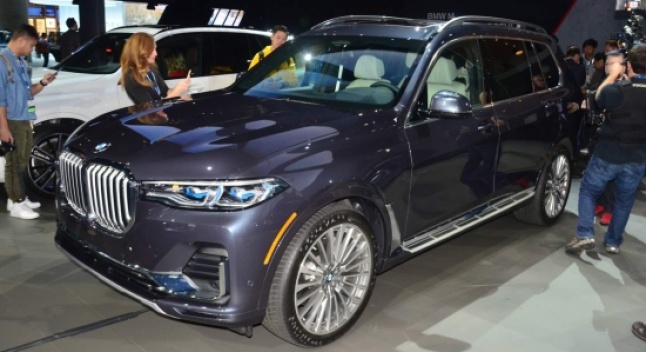 ახალი BMW X7 იმდენად დიდია, რომ ფოტოებში ძლივს ეტევა