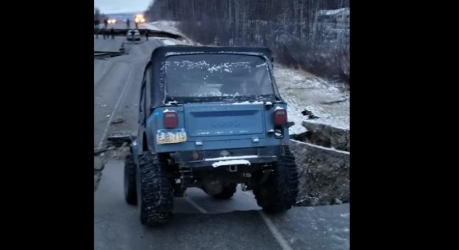 Jeep CJ-7-მა ალასკაში მიწისძვრის შედეგად ჩანგრეული გზის მონაკვეთი უპრობლემოდ გადაკვეთა