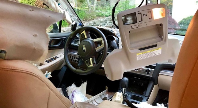 Subaru-ში შეპარულ დათვს კარი ჩაეკეტა - მხეცმა სალონი მთლიანად გაანადგურა