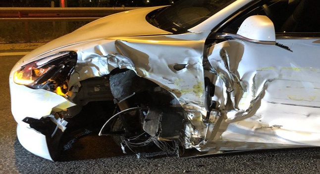 საბერძნეთში, ავტოპილოტოთ მოსიარულე Tesla Model 3 ჯებირს შეეჯახა